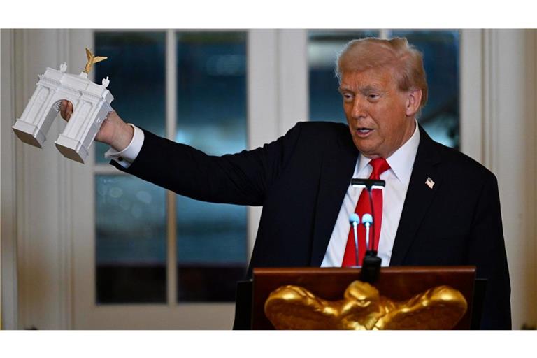 Trump stellte bei einem Spendendinner ein Modell für einen Triumphbogen in der US-Hauptstadt Washington vor.