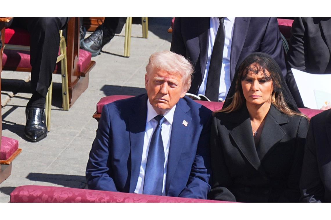 Bemerkenswerte Momente rund um die Papst-Trauerfeier Trump trägt einen blauen Anzug.