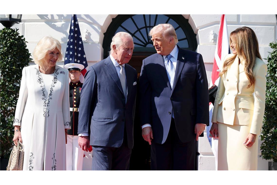 Trump und Charles tauschen sich aus.