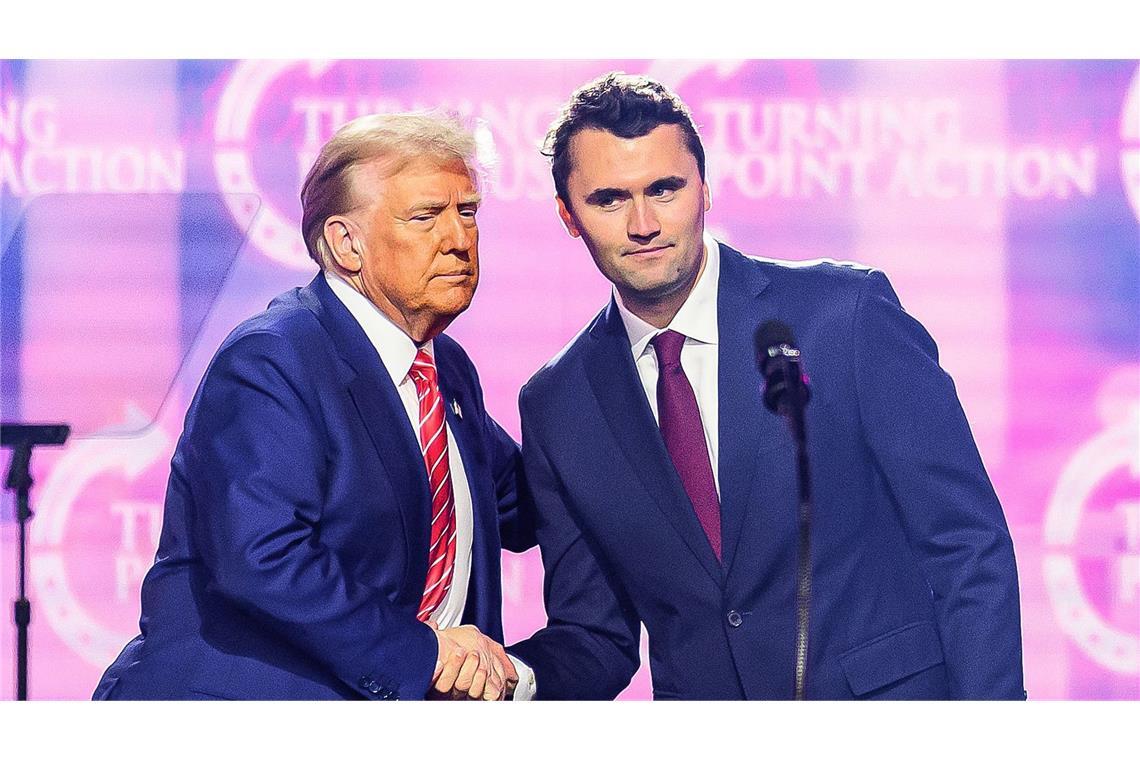 Trump und Kirk im Dezember 2024 auf einer Bühne in Phoenix