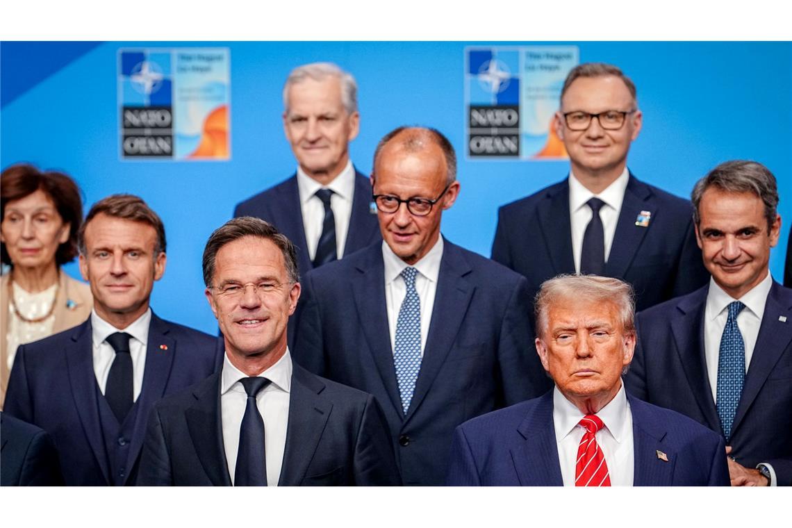 Nato folgt Trump: Fünf-Prozent-Ziel beschlossen Trump und seine europäischen Verbündeten: Zunächst halten sie zusammen.