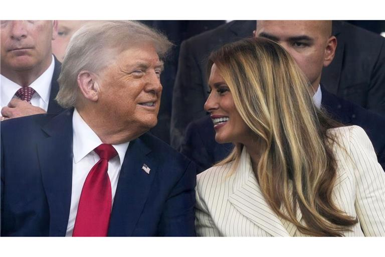 Trump und seine Frau Melania lächeln sich während der Militärparade an.