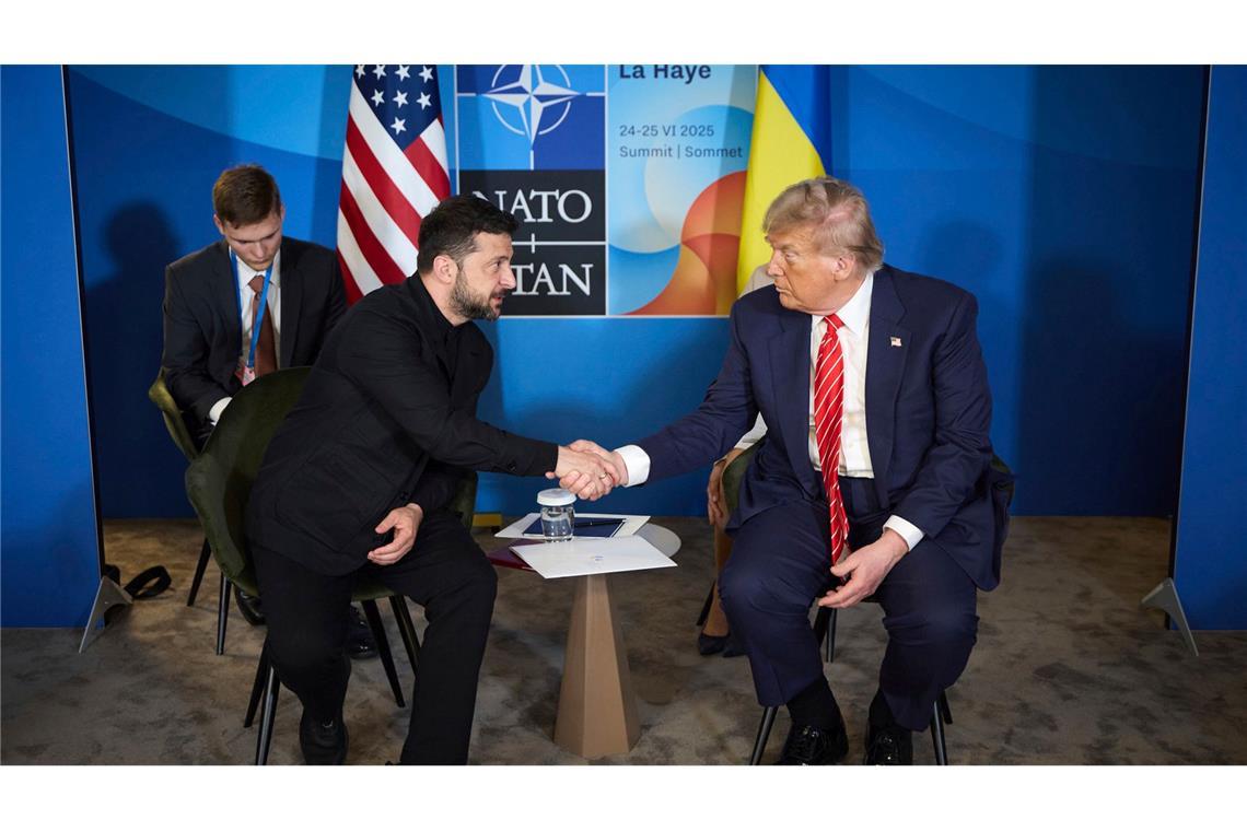Trump erhöht Druck auf Putin - Warum er umsteuert Trump und Selenskyj am Rande des am Rande des Nato-Gipfels persönlich. (Archivbild)