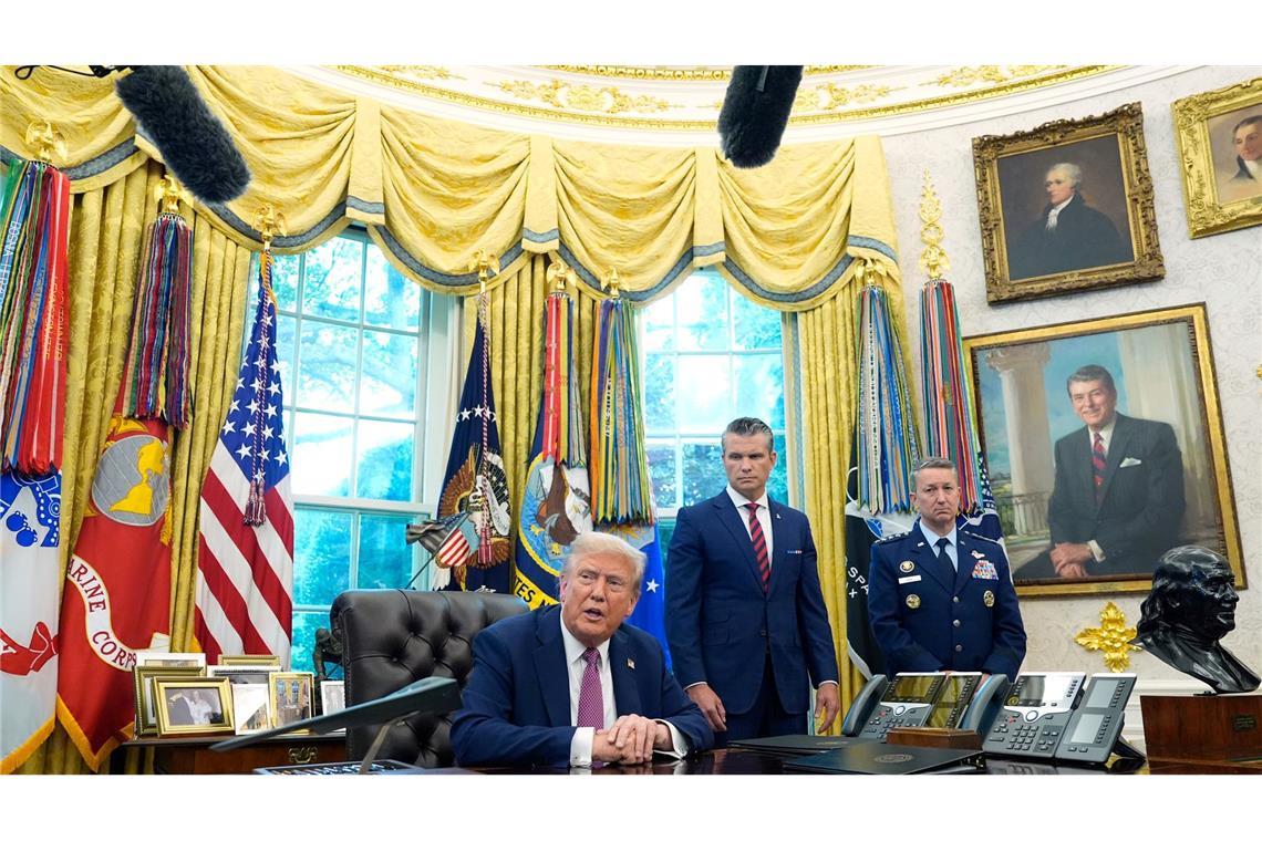 Trump unterschreibt ein Dekret für das "Kriegsministerium".