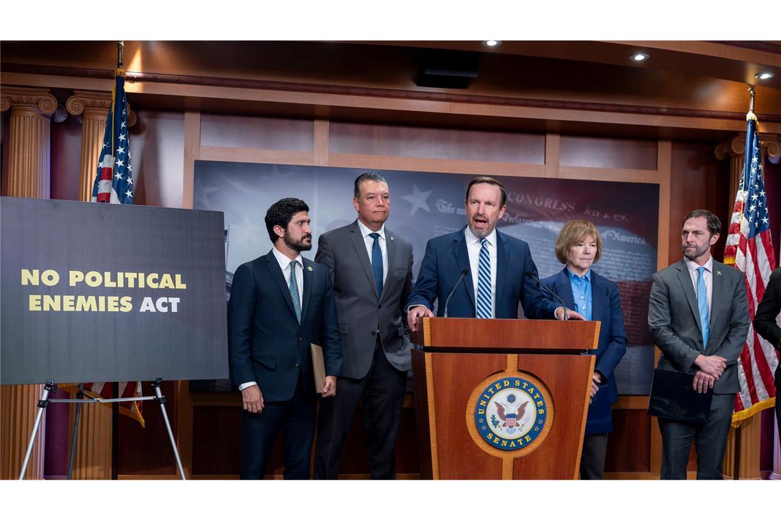 US-Demokraten warnen vor Verlust von Grundrechten "Trump weist derzeit das Justizministerium an, Jagd auf seine politischen Feinde zu machen", sagt der demokratische Senator Chris Murphy.