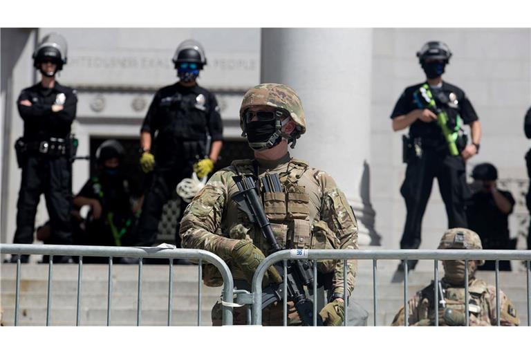 Trump will wegen Protesten nun auch Soldaten in den Straßen von Los Angeles sehen. (Archivbild)
