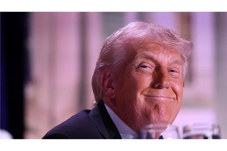 Trump wird bei Medien-Dinner in Sicherheit gebracht.