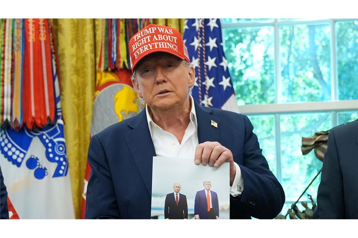 WM-Auslosung in Washington - Trump spricht über Putin-Besuch Trump zeigt ein Foto von sich und Putin.