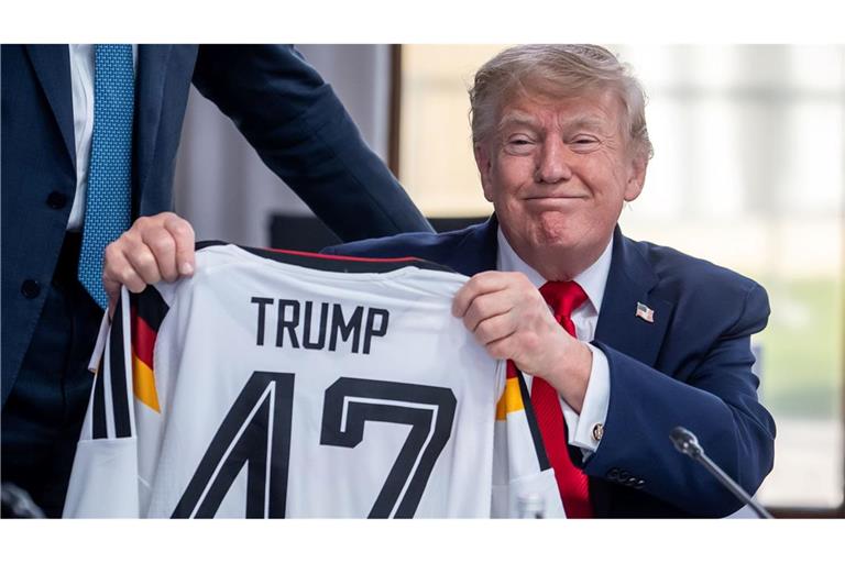 Trump zeigt sein Geschenk zum 80. Geburtstag.