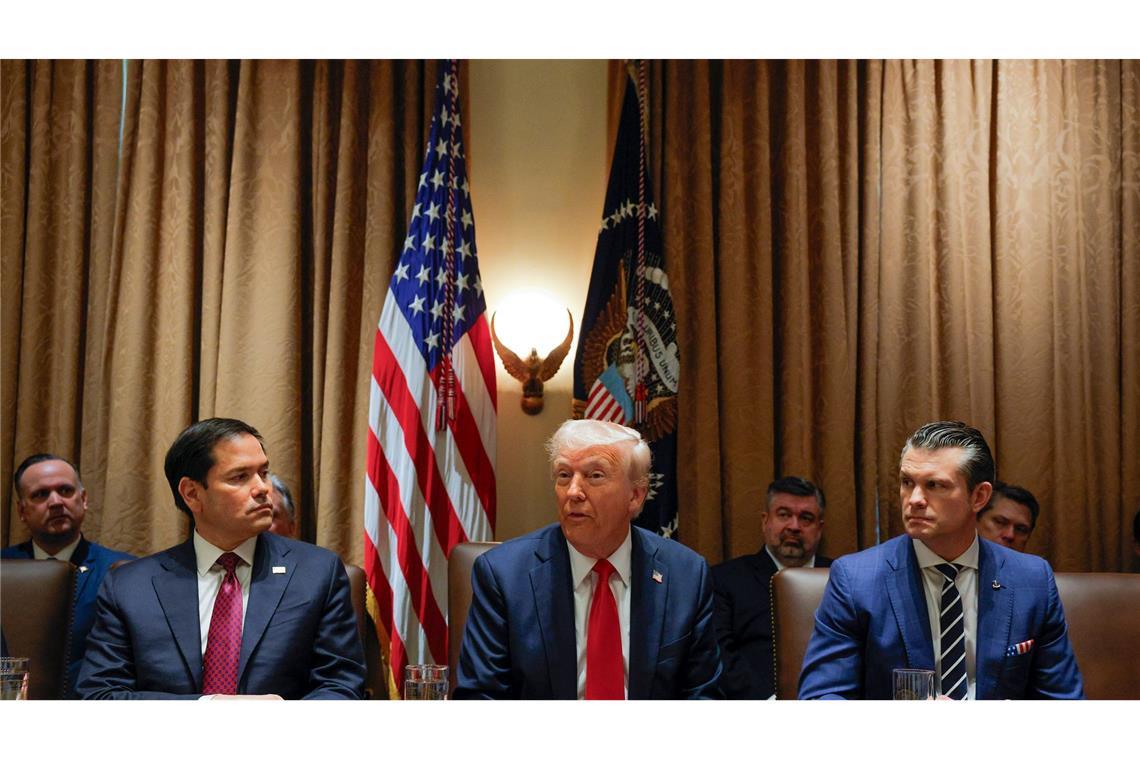 US-Regierung lädt Journalist aus Versehen in Geheim-Chat ein Trump zwischen seinen Ministern Rubio (links) und Hegseth (rechts).