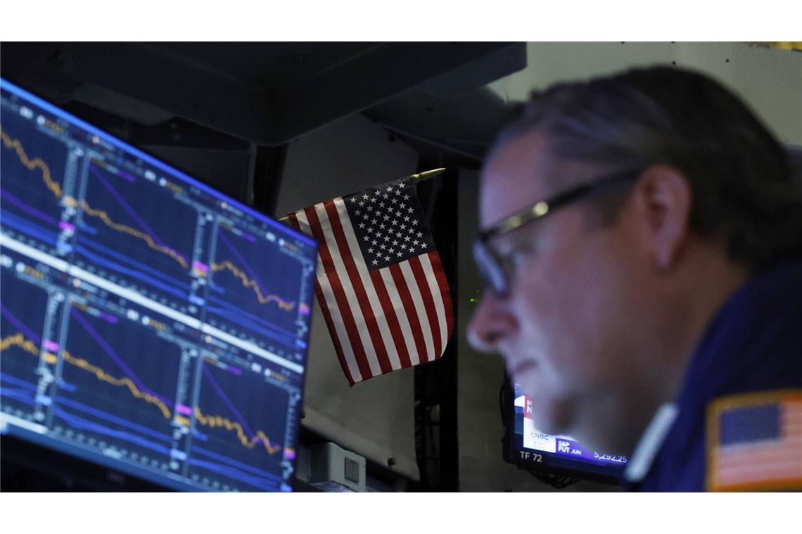 US-Börsen weiter auf Talfahrt – Dow startet mit Minus Trumps angekündigtes Zollpaket trifft die US-Börsen weiterhin empfindlich.