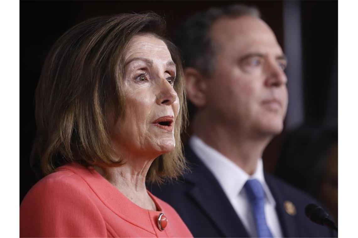 Weg für Amtsenthebungsverfahren gegen Trump endgültig frei Trumps erbitterte Gegner: Die US-Demokraten Nancy Pelosi und Adam Schiff. Foto: Matt Rourke/AP/dpa