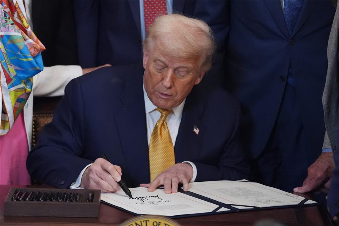 Trumps jüngste Laboruntersuchungen umfassten Leavitt zufolge ein vollständiges Blutbild, ein umfassendes Stoffwechselprofil und weitere Tests. Alle Ergebnisse hätten innerhalb der Norm gelegen, sagte Die Sprecherin des US-Präsidenten.