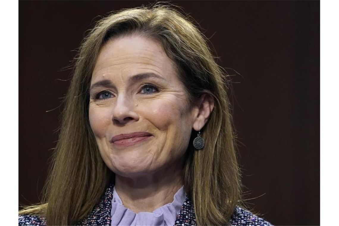 US-Senat stimmt am Montag über Richter-Kandidatin ab Trumps Kandidatin für das Richteramt am Obersten Gericht: Amy Coney Barrett lächelt. Foto: Drew Angerer/Pool Getty Images North America/AP/dpa