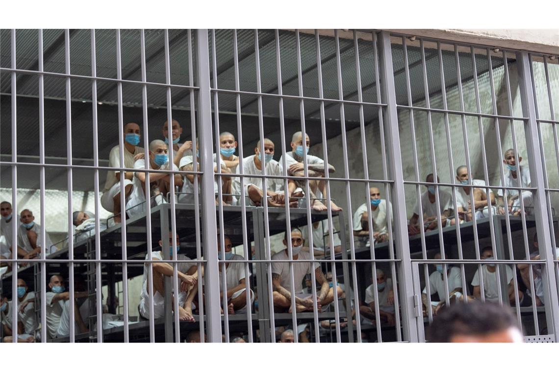 Supreme Court setzt Abschiebung von Venezolanern weiter aus Trumps Regierung hat zahlreiche mutmaßliche Gangmitglieder nach El Salvador abgeschoben. (Archivbild)