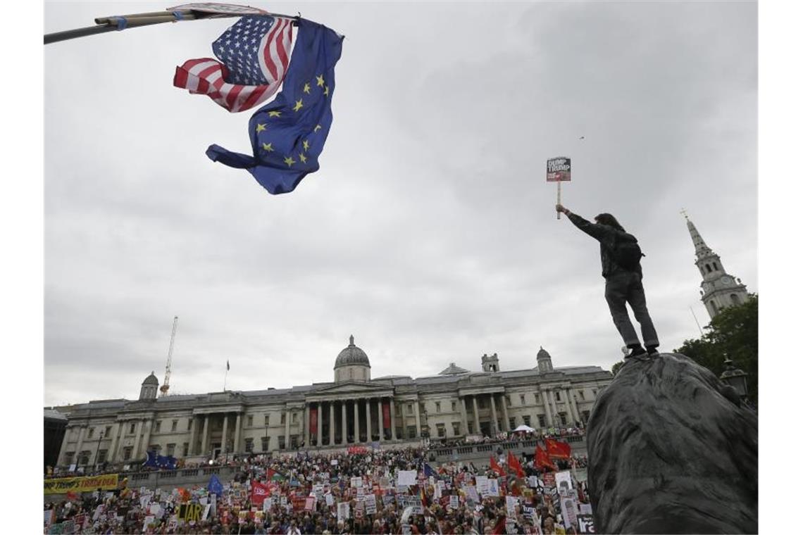 Trump verspricht Briten „phänomenales“ Handelsabkommen Trumps Staatsbesuch sorgt in Großbritannien für viel Wirbel. Am Trafalgar Square im Zentrum Londons haben sich Hunderttausende zu Protesten versammelt. Millionen Briten hatten eine Petition unterschrieben, um den Besuch Trumps zu verhindern. Foto: Tim Ireland/AP