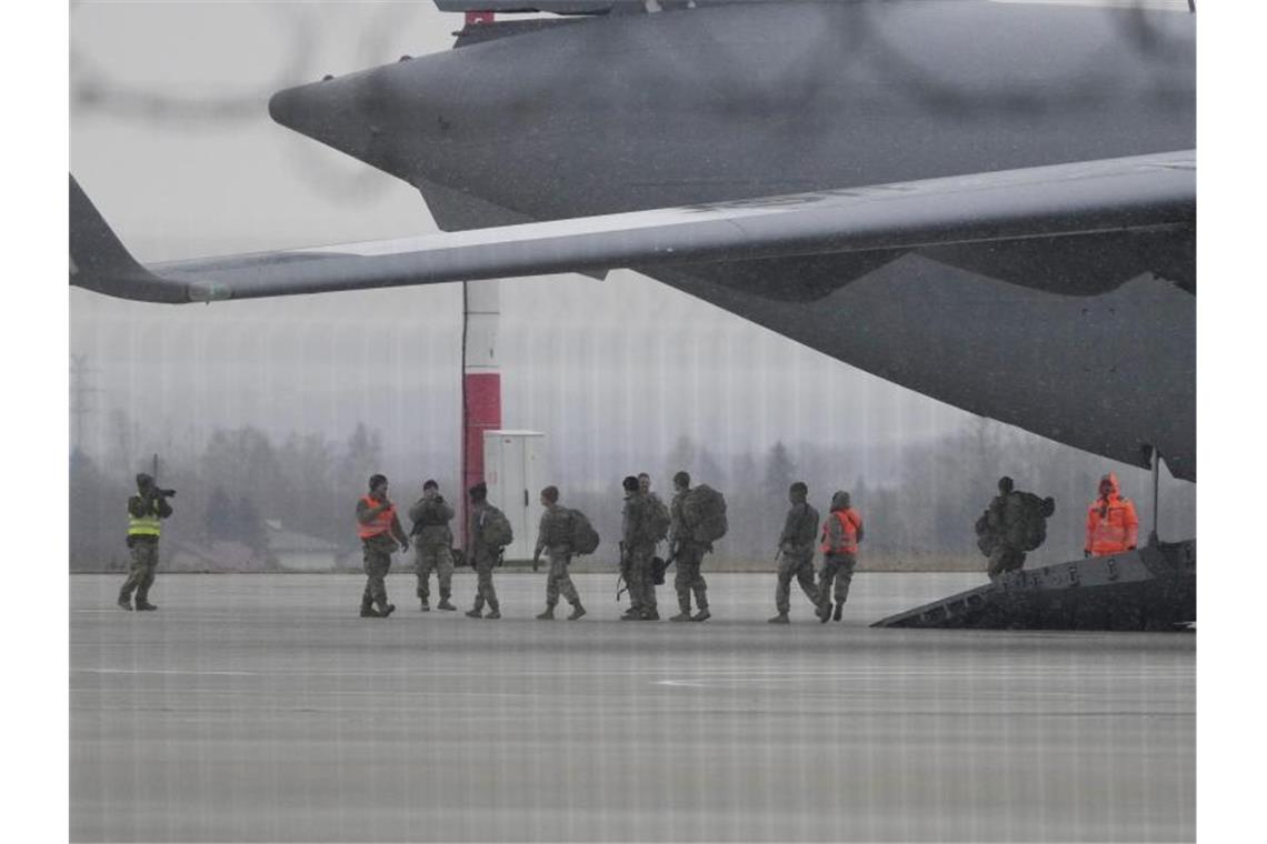 Auswärtiges Amt: Deutsche sollen Ukraine verlassen Truppen der 82. Luftlandedivision der US-Armee entladen Fahrzeuge aus einem Transportflugzeug, nachdem sie auf dem Flughafen Rzeszow-Jasionka im Südosten Polens angekommen sind. Foto: Czarek Sokolowski/AP/dpa
