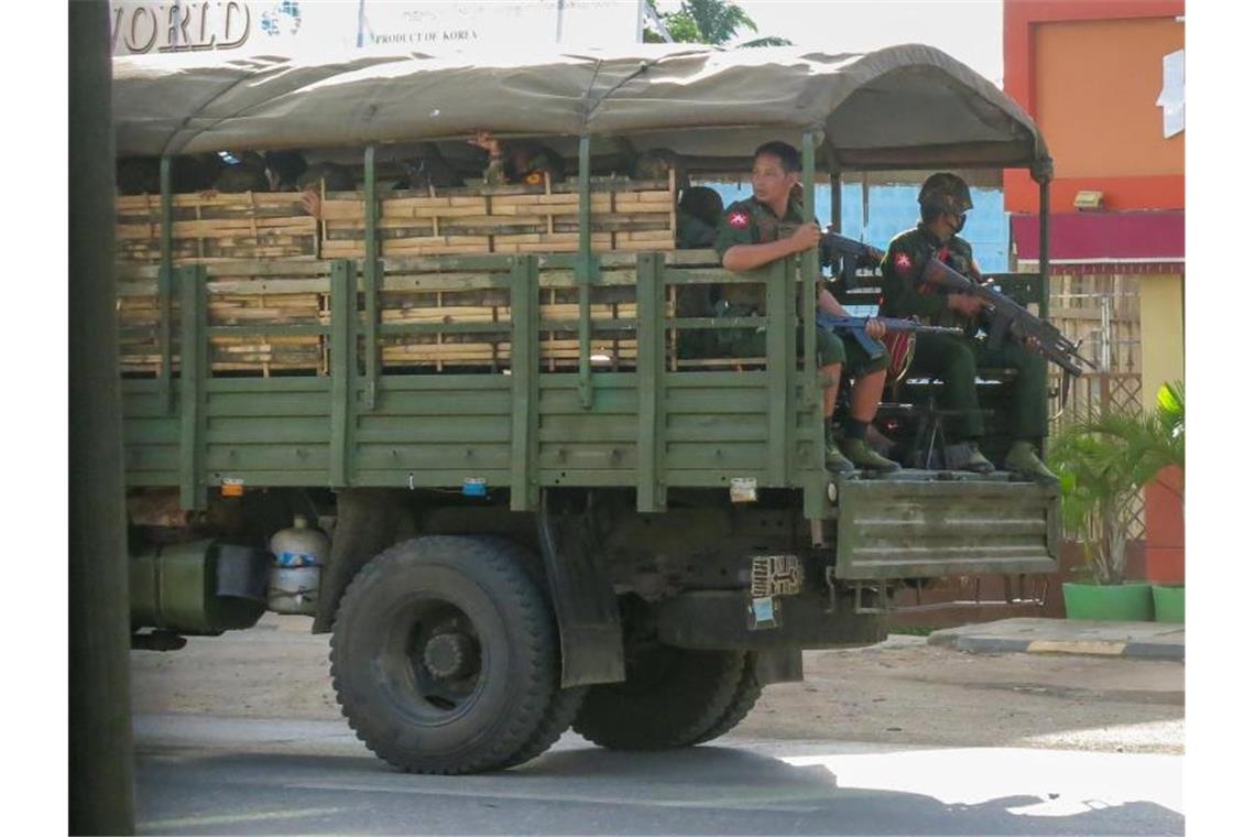 Myanmar: 20 Tote bei Gefechten - 125.000 Lehrer suspendiert Truppen der Junta patrouillieren in der Region Kayah. Foto: Uncredited/AP/dpa