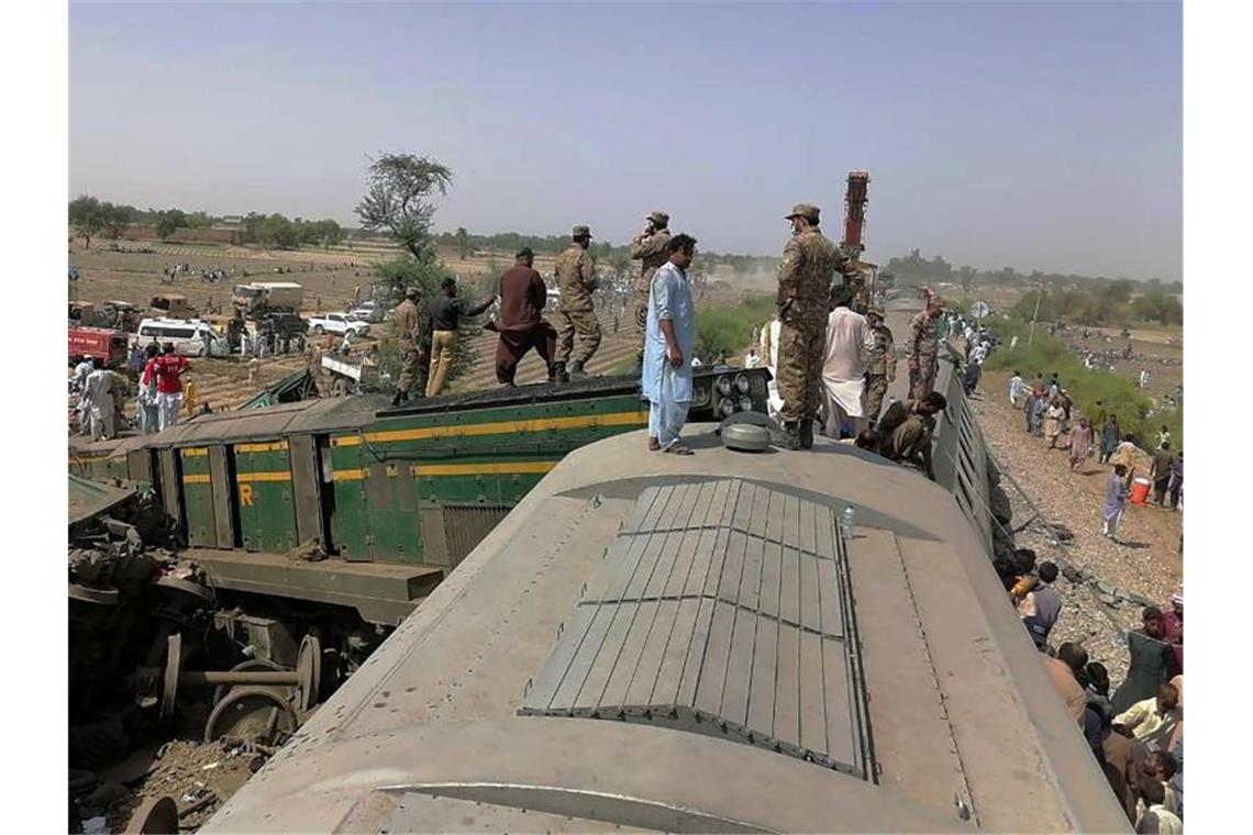 Mehr als 40 Tote bei schwerem Zugunglück in Pakistan Truppen der pakistanischen Armee und Rettungskräfte am Ort der Zugkollision. Foto: Inter Services Public Relations/AP/dpa