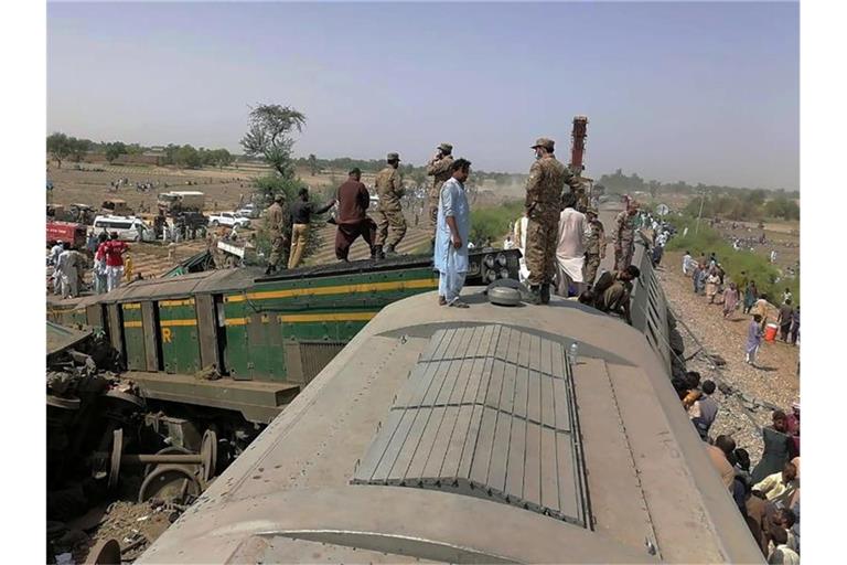 Truppen der pakistanischen Armee und Rettungskräfte am Ort der Zugkollision. Foto: Inter Services Public Relations/AP/dpa