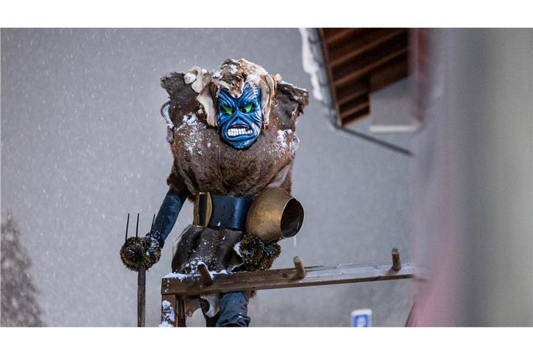 "Tschaeggaettae", maskierte Teilnehmer in großen Pelzkostümen, ziehen durch die Straßen des Dorfes Wiler im Lötschental in der Südwestschweiz.