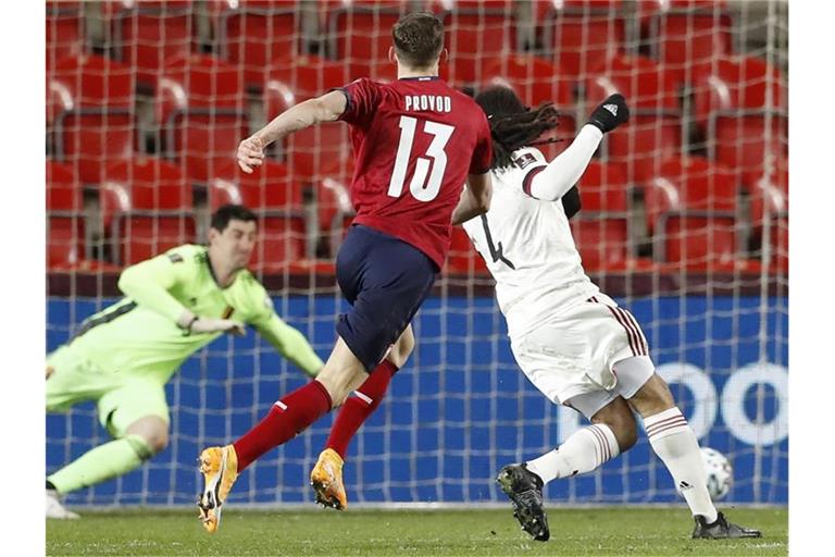 Tschechiens Lukas Provod (M) erzielt das erste Tor seiner Mannschaft. Foto: Petr David Josek/AP/dpa