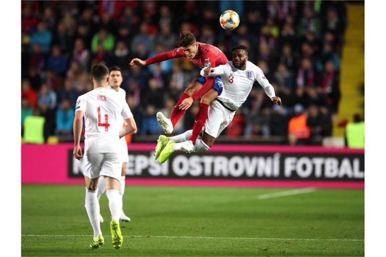 Tschechiens Patrik Schick (l) beim Kopfballduell mit dem Engländer Danny Rose. Foto: Nick Potts/PA Wire/dpa