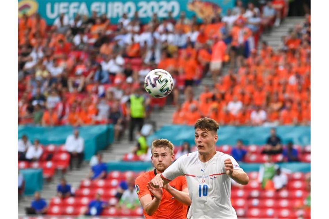 „Sehr großer Rückschlag“ für Oranje - Tschechien verblüfft Tschechiens Top-Stürmer Patrik Schick (r) im Zweikampf mit Matthijs de Ligt aus den Niederlanden. Foto: Robert Michael/dpa-Zentralbild/dpa