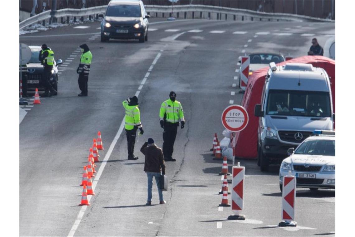 Tschechische Polizisten bei der Einreisekontrolle: Das Land schließt seine Grenzen weitgehend für Ausländer aus mehreren europäischen Ländern. Foto: Robert Michael/dpa-Zentralbild/dpa
