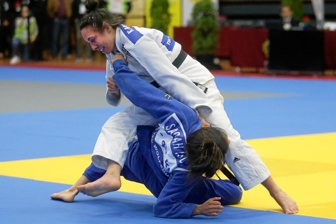Der achte Streich von Katharina Menz TSG-Judoka Katharina Menz war im Finale der deutschen Meisterschaft in Stuttgart gegen Sarah Ischt am Ende obenauf. Foto: Baumann