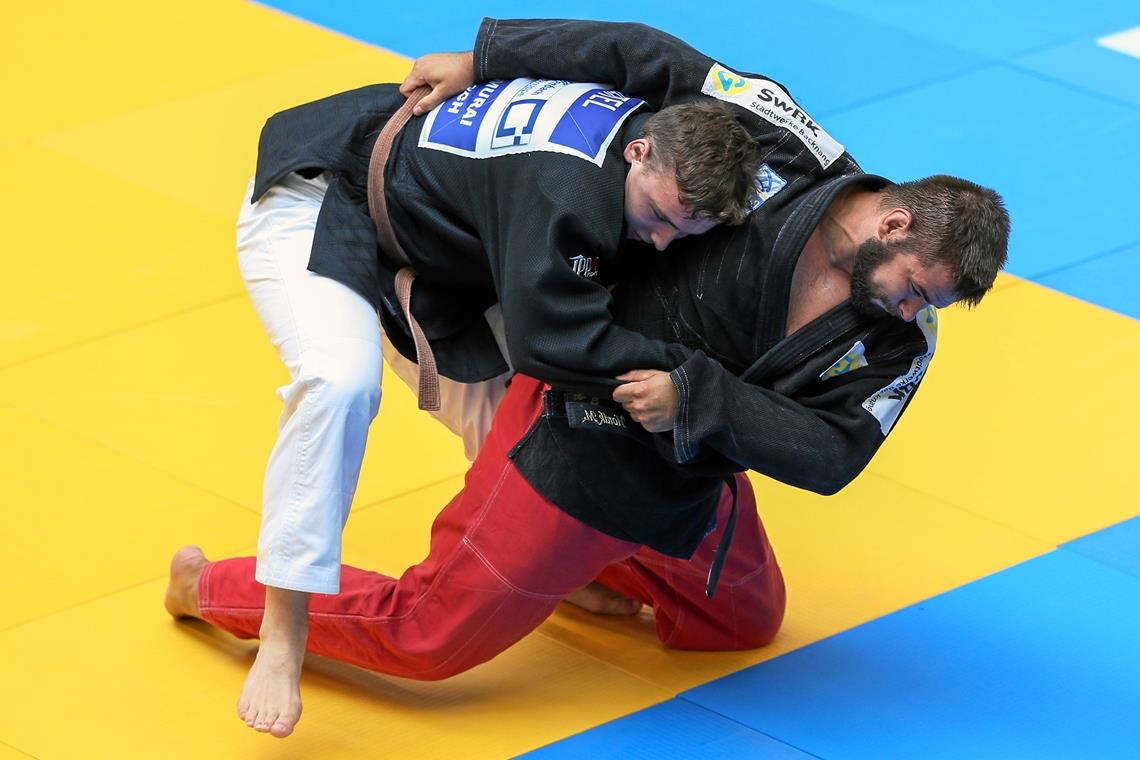 TSG-Judoka Michal Horak (rechts) packte gegen Offenbachs Tim Mentel schon nach 24 Sekunden entscheidend zu. Es war ein toller Einstand für den Backnanger Zugang. Foto: A. Becher