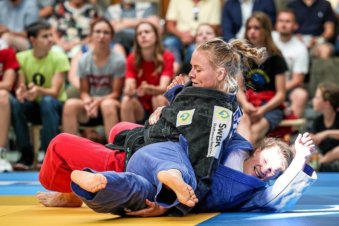 TSG-Judosportlerin Luise Malzahn (oben) hat auch beim Heimwettkampf gegen Karlsruhe ihre Klasse gezeigt. Foto: Alexander Becher