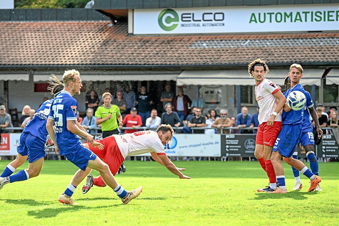 TSG-Kapitän Julian Geldner (Mitte) erzielt per Flugkopfball die Backnanger Führung. Foto: Tobias Sellmaier