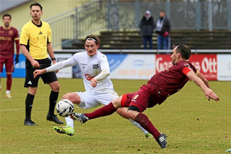TSG-Kapitän Julian Geldner (rotes Trikot) und seine Kollegen haben sich beim 0:1 in Villingen vergeblich gestreckt. Foto: Alexander Hornauer