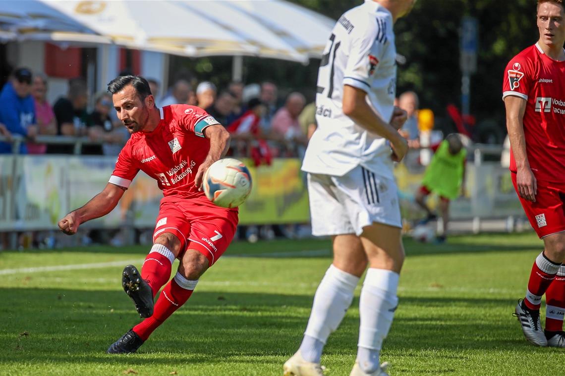 Dem nächsten Favoriten ein Bein gestellt TSG-Kapitän Oguzhan Biyik hatte den ersten Heimsieg schon vor Augen. Nach 70 Minuten kassierte Backnang aber noch den Ausgleich. Foto: A. Becher