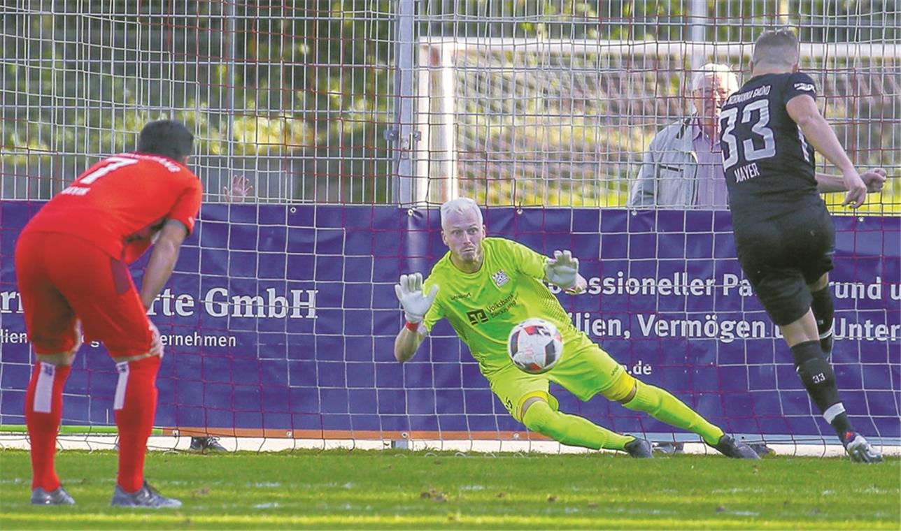 TSG-Keeper Michael Quattlender pariert den von Andreas Mayer geschossenen Elfmeter prächtig.Foto: A. Becher