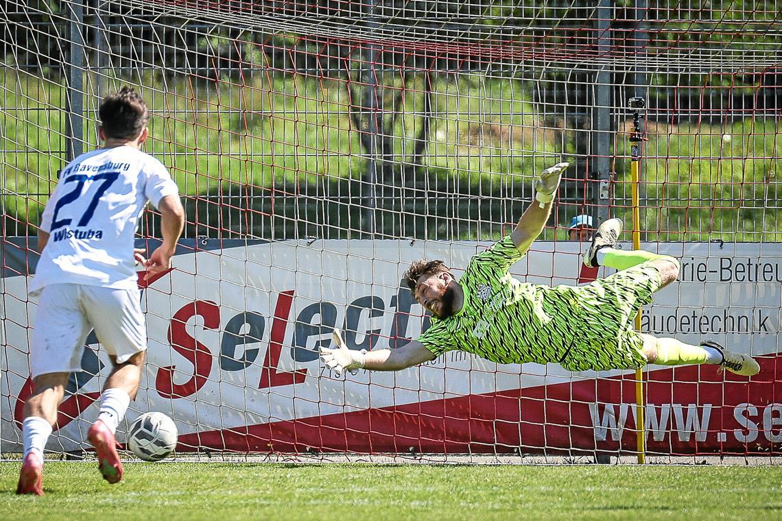 TSG-Keeper Yusuf Tirso streckt sich vergeblich, der Ravensburger Elfmeter zum 1:2 ist drin. Foto: Alexander Becher