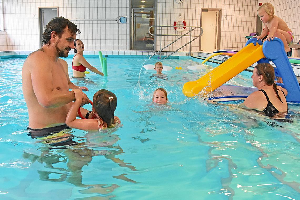 TSG-Kursleiterin Stefanie Rebmann (rechts) geht es darum, dass sich die Kleinsten spielerisch ans Wasser gewöhnen. Foto: Tobias Sellmaier