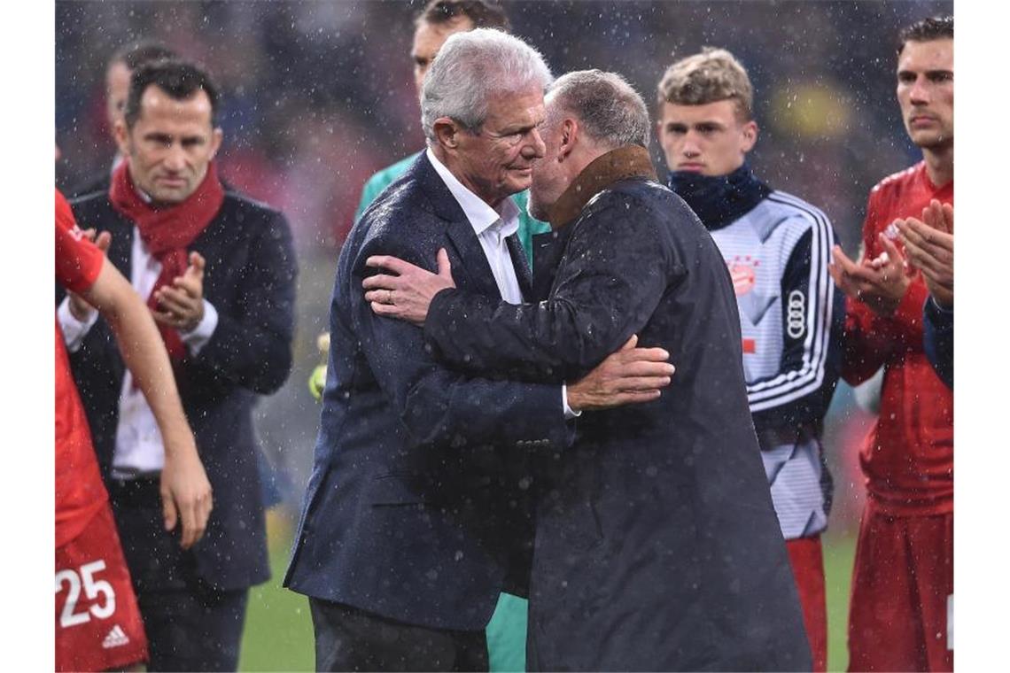 TSG-Mäzen Dietmar Hopp (l.) wird vom Bayern-Vorstandsvorsitzenden Karl-Heinz Rummenigge umarmt. Foto: Revierfoto/dpa