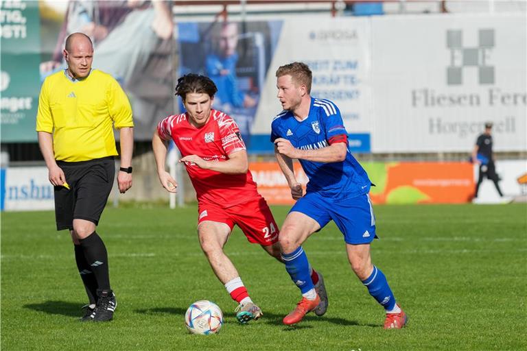 TSG-Mittelfeldspieler Gianni Mollo (links) im Duell mit Ravensburgs Kapitän Felix Schäch, der den Führungstreffer des FVR vorbereitete. Foto: Eibner-Pressefoto/Maximilian Rist