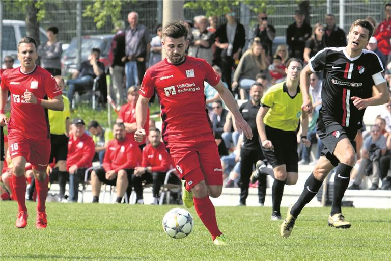TSG-Spieler Paul Weber (am Ball) hat an alter Wirkungsstätte in Ilshofen eine starke Leistung gezeigt.Foto: A. Hornauer
