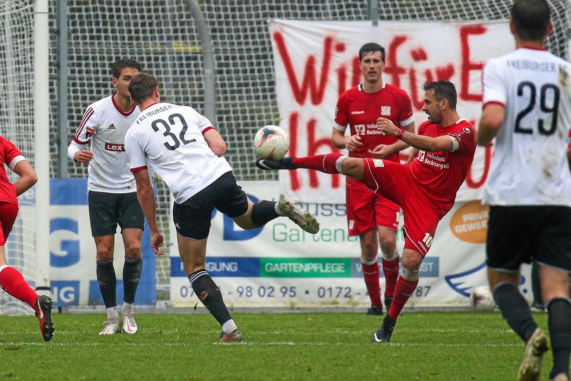 TSG-Spielertrainer Mario Marinic (am Ball) war in den meisten Spielen mit seinen Schützlingen den gegnerischen Akteuren eine Fußspitze voraus. Foto: A. Becher