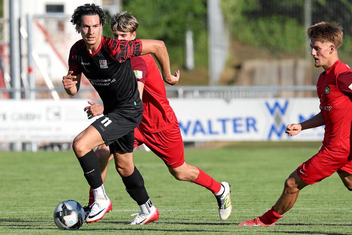 TSG Backnang und Fabijan Domic: Die Erwartungen erfüllen sich bislang TSG-Stürmer Fabijan Domic (am Ball) hat stets das gegnerische Tor im Blick. Foto: Alexander Becher