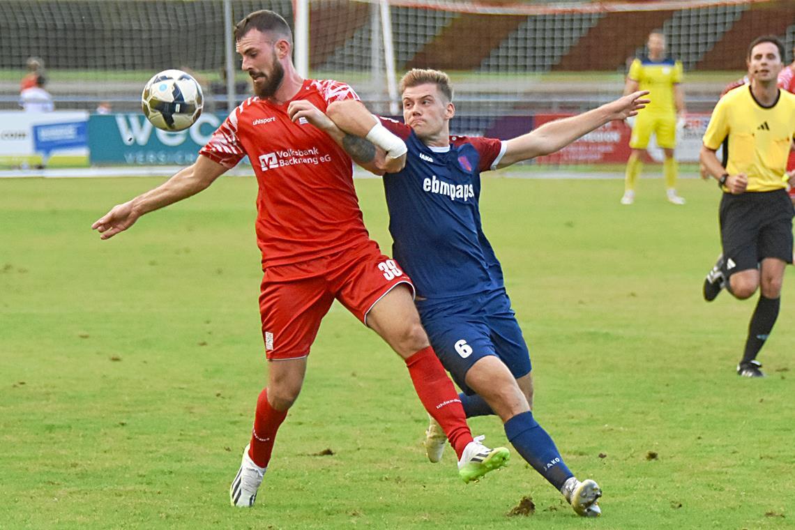 Die TSG Backnang sucht den Weg aus der Torflaute TSG-Stürmer Gentian Lekaj (links) wartet noch auf sein erstes Saisontor. Foto: Tobias Sellmaier