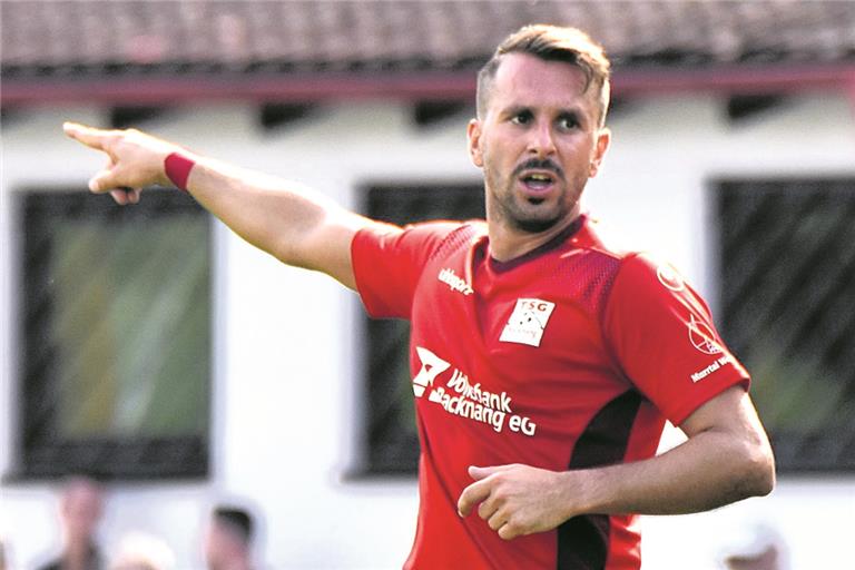 TSG-Stürmer Mario Marinic gibt die Richtung gegen die TSG Tübingen vor. Foto: T. Sellmaier