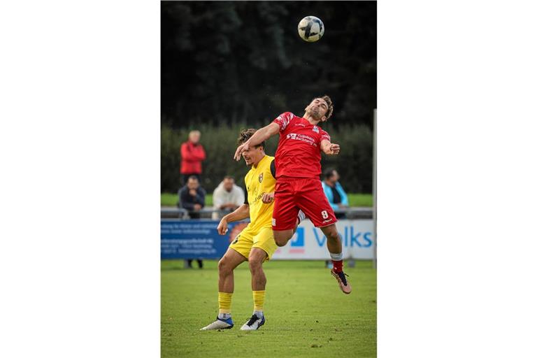 TSG-Stürmer Tim Pöhler (rotes Trikot) warf sich in viele Zweikämpfe und köpfte in der fünften Minute der Nachspielzeit in Denzlingen das umjubelte 2:2. Archivfoto: Alexander Becher