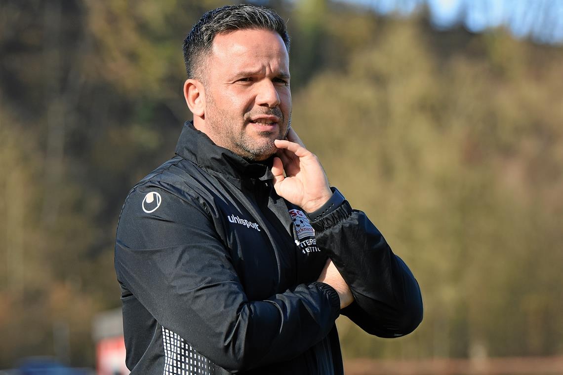 TSG-Trainer Evangelos Sbonias mahnt sein Team zur Wachsamkeit. Foto: T. Sellmaier