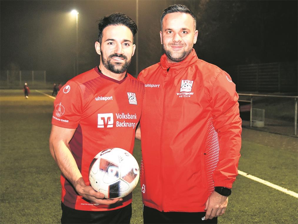 TSG-Trainer Evangelos Sbonias (rechts) begrüßte beim Trainingsauftakt den Zugang Michele Varallo, der vom Ligarivalen TSV Ilshofen kam. Foto: T. Sellmaier
