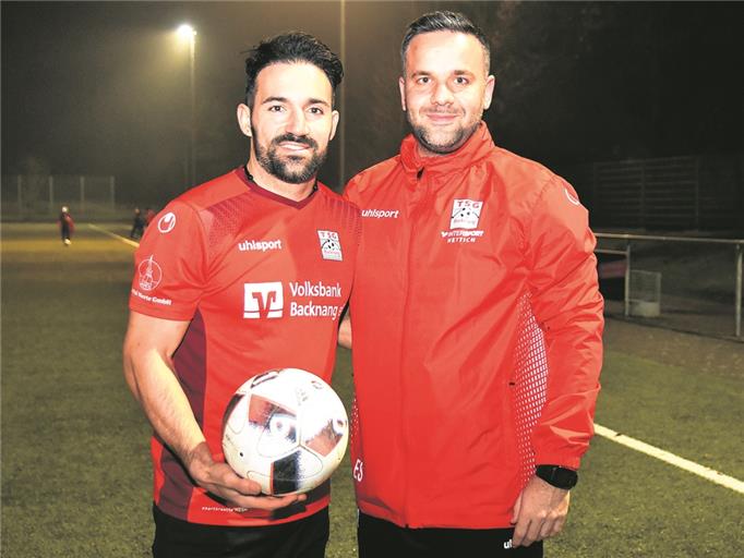 TSG-Trainer Evangelos Sbonias (rechts) begrüßte beim Trainingsauftakt den Zugang Michele Varallo, der vom Ligarivalen TSV Ilshofen kam. Foto: T. Sellmaier