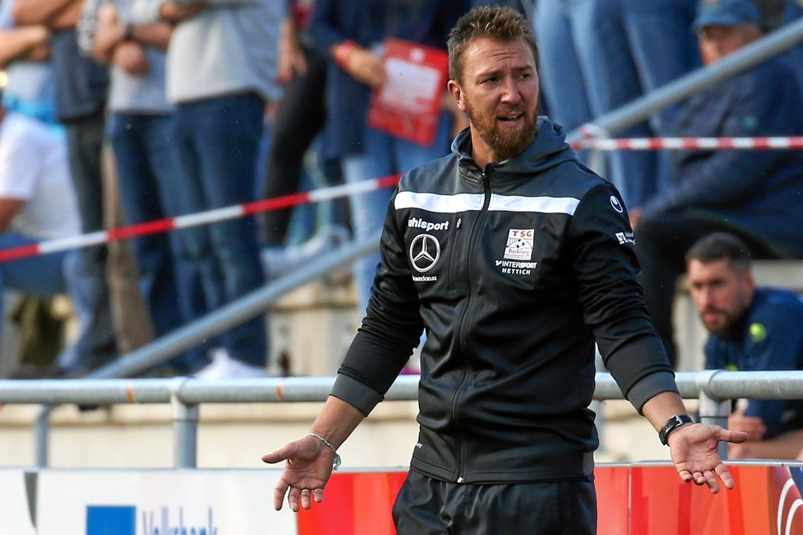 Das lange Warten
auf den zweiten Sieg TSG-Trainer Holger Ludwig war zuletzt bei seiner Elf mit vielem, aber nicht mit allem einverstanden: „In beiden vergangenen Partien haben wir jeweils zwei Punkte verloren.“ Foto: A. Becher